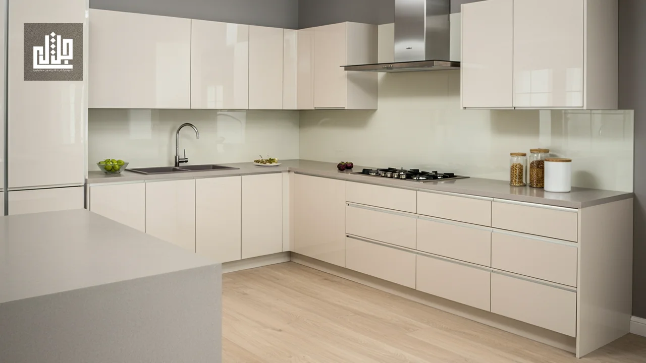 چگونه رنگ سرامیک بین کابینت میتواند به بزرگتر به نظر رسیدن آشپزخانه کمک کند؟