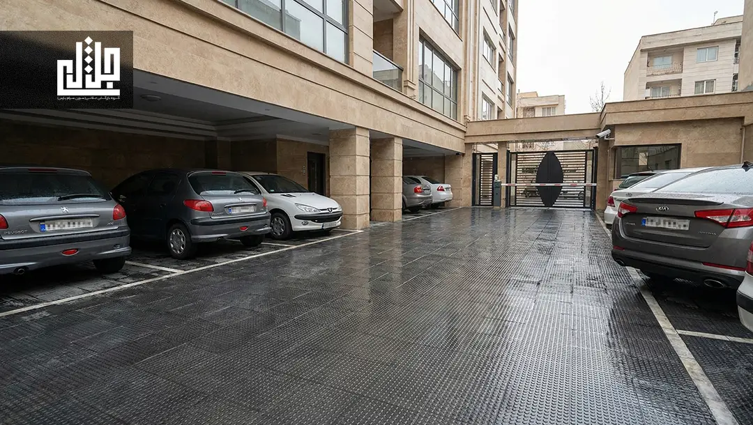 چرا کاشی ضد لغزش بهترین انتخاب برای حیاط و پارکینگ است؟